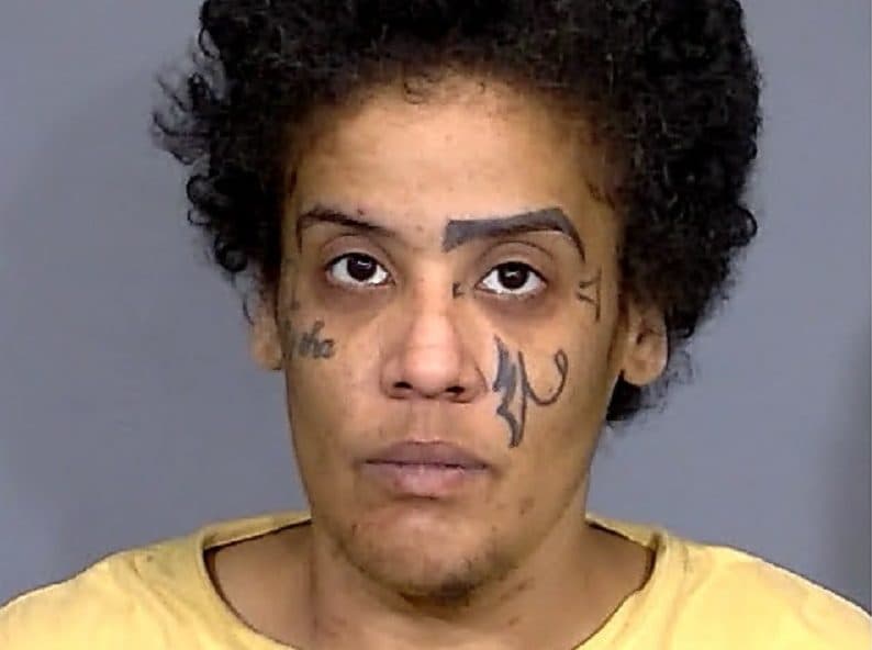 Horror en Indiana: Mujer intenta asfixiar a bebé en un acto de locura