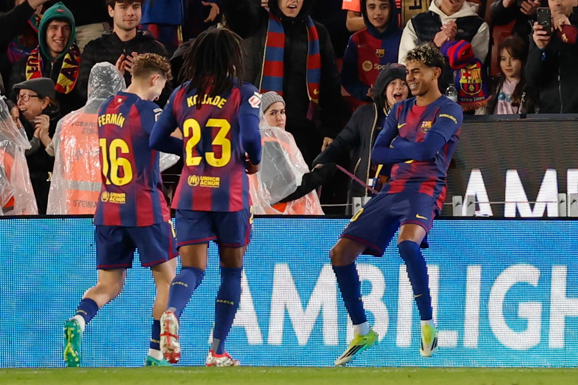 Barcelona Saca Ventaja de los Errores del Oviedo y Retoma el Liderato