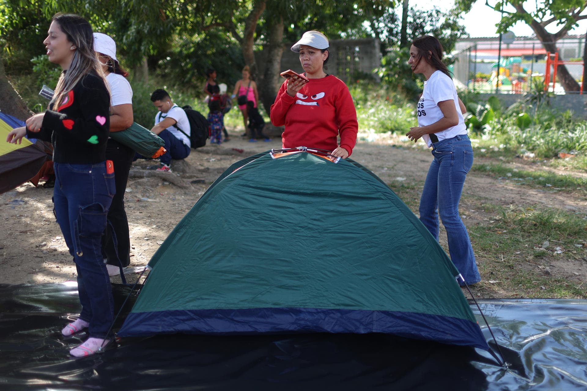 Comida, baños, traslados: Los otros costos de esperar las excarcelaciones en Venezuela