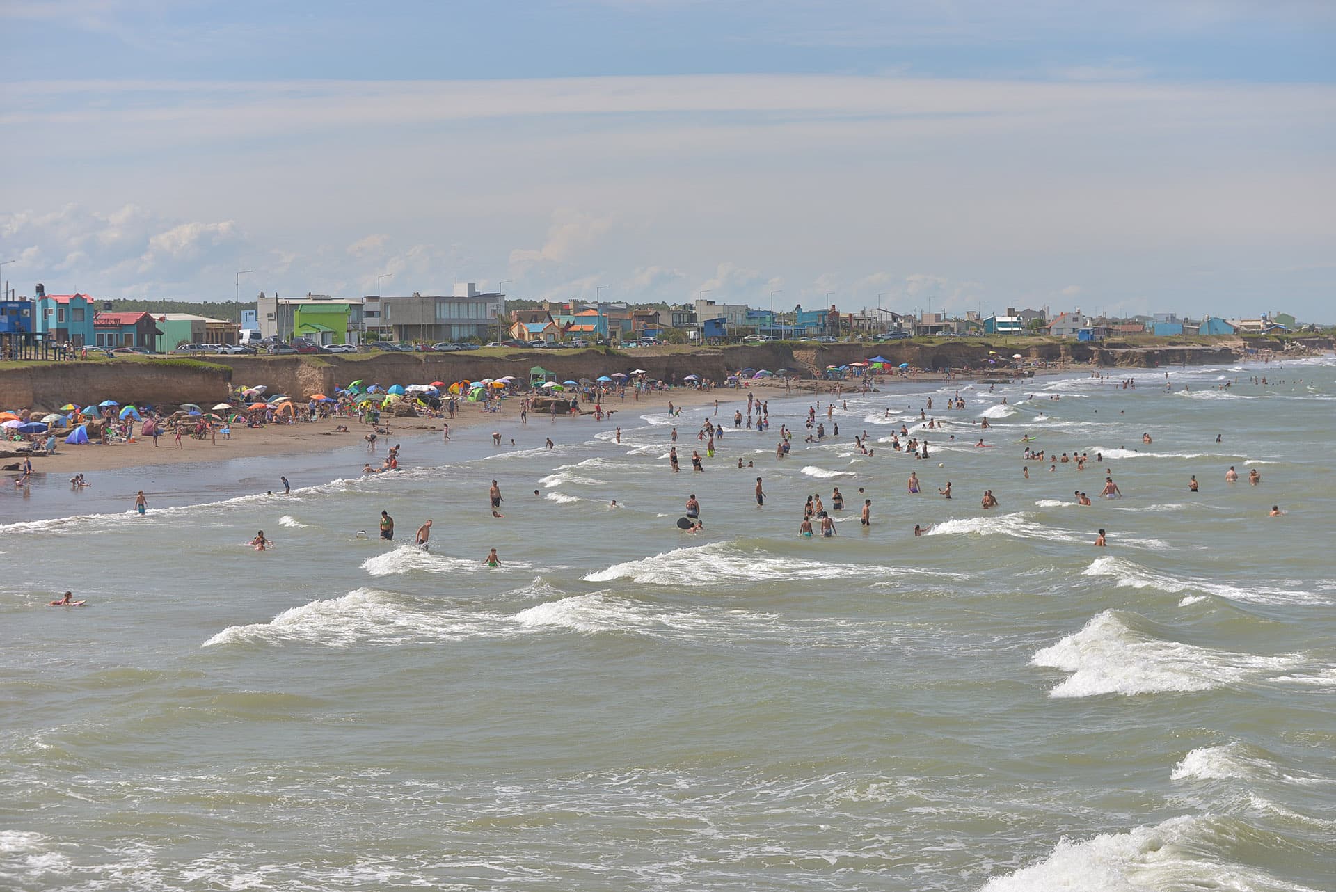 Ola gigante arrasó una playa repleta de turistas en Argentina: Una víctima mortal y más de 30 heridos