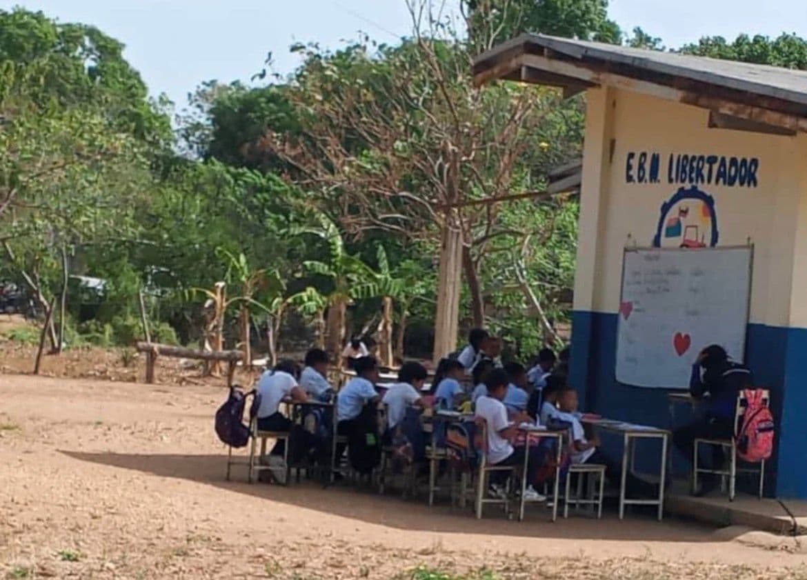 Estudiantes de escuela rural en Guárico reciben clases al aire libre