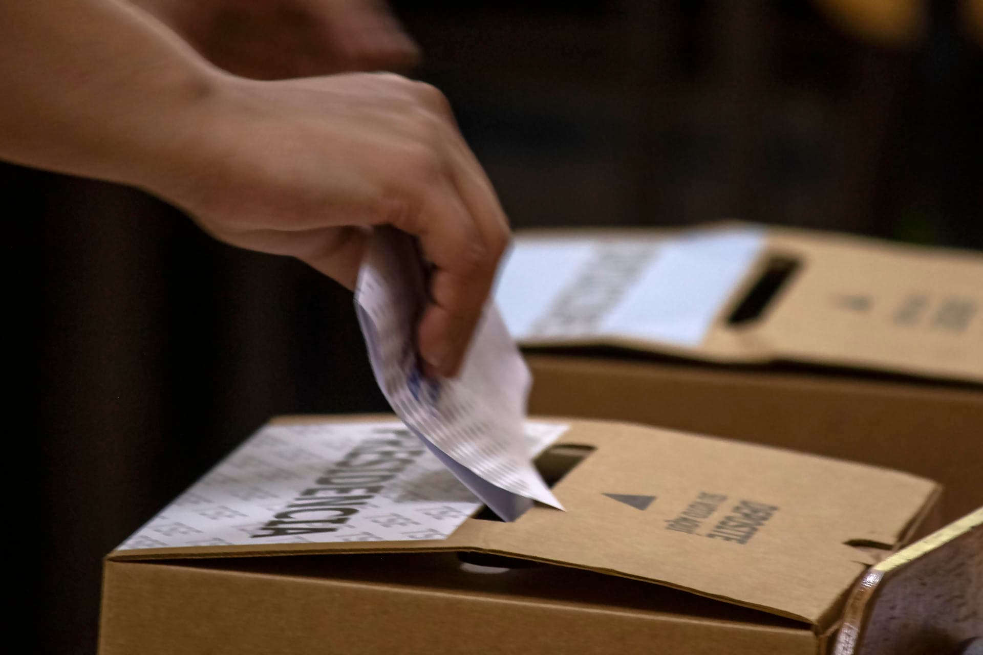 Costa Rica cierra urnas en crucial elección presidencial y legislativa