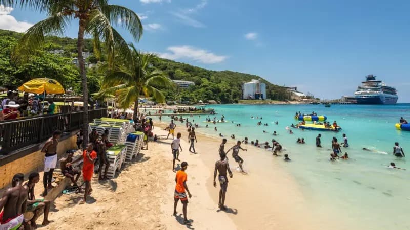 La isla caribeña donde sus habitantes son excluidos de las playas