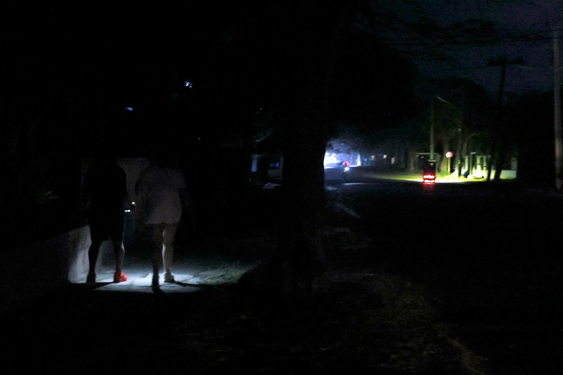 Cuba enfrenta apagón que afecta a seis millones: Un vistazo a la crisis energética