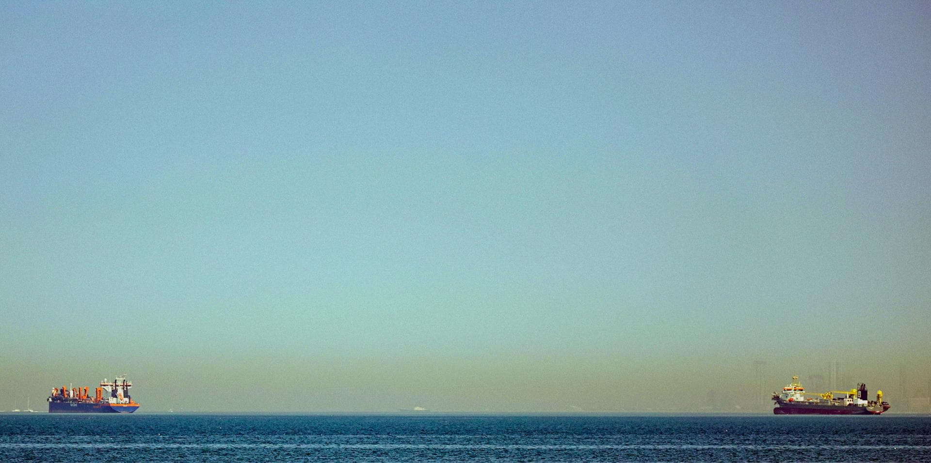 Temor en el Estrecho de Ormuz: Grandes Navieras Reducen Tráfico