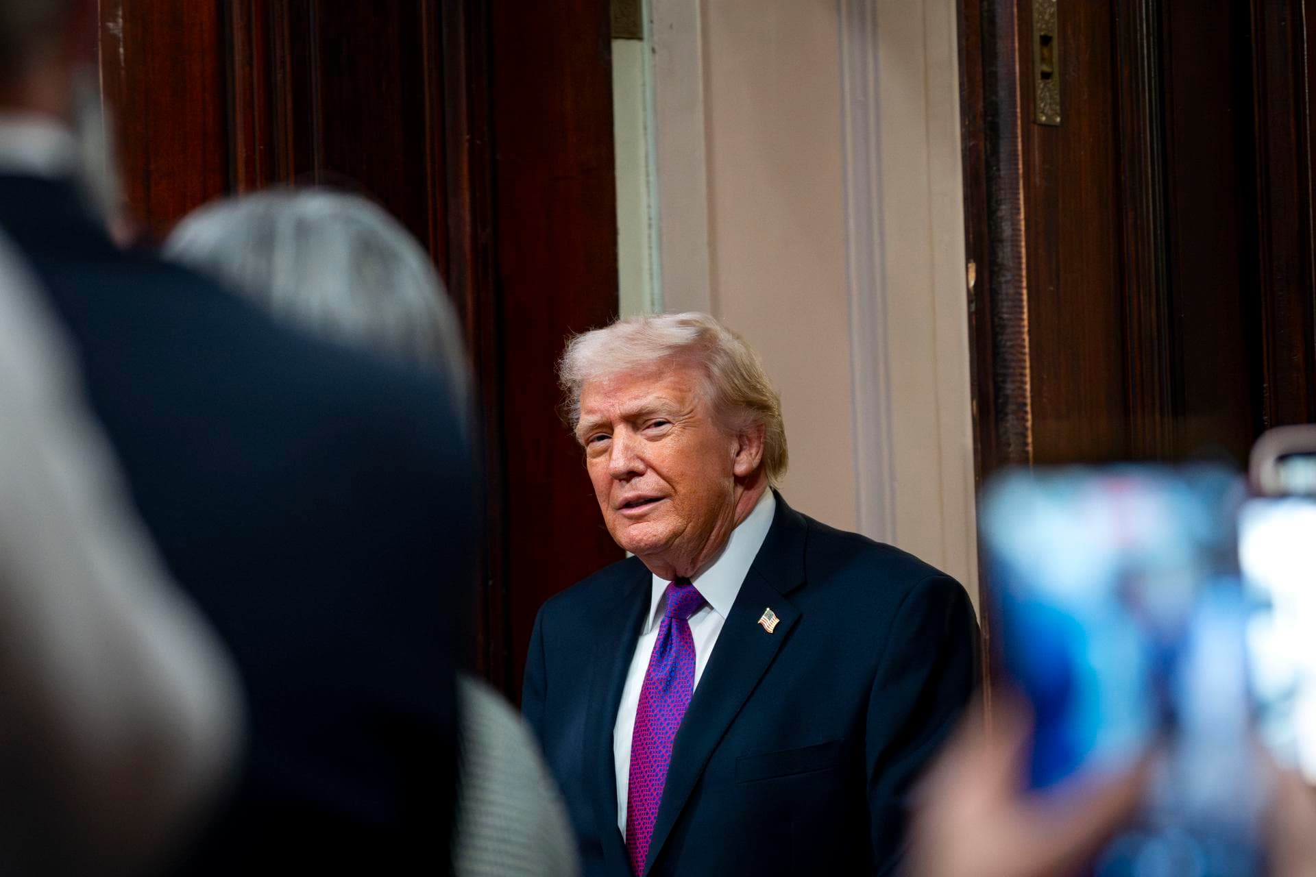 Trump busca influir en el nuevo líder iraní al igual que en Venezuela