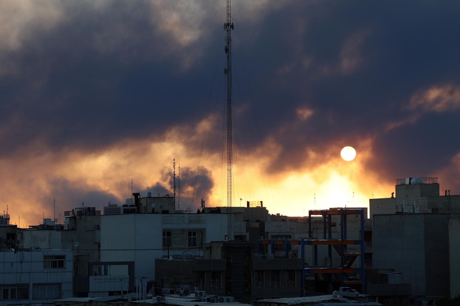 Entendiendo el Conflicto entre EEUU, Israel e Irán: Mapas y Gráficos