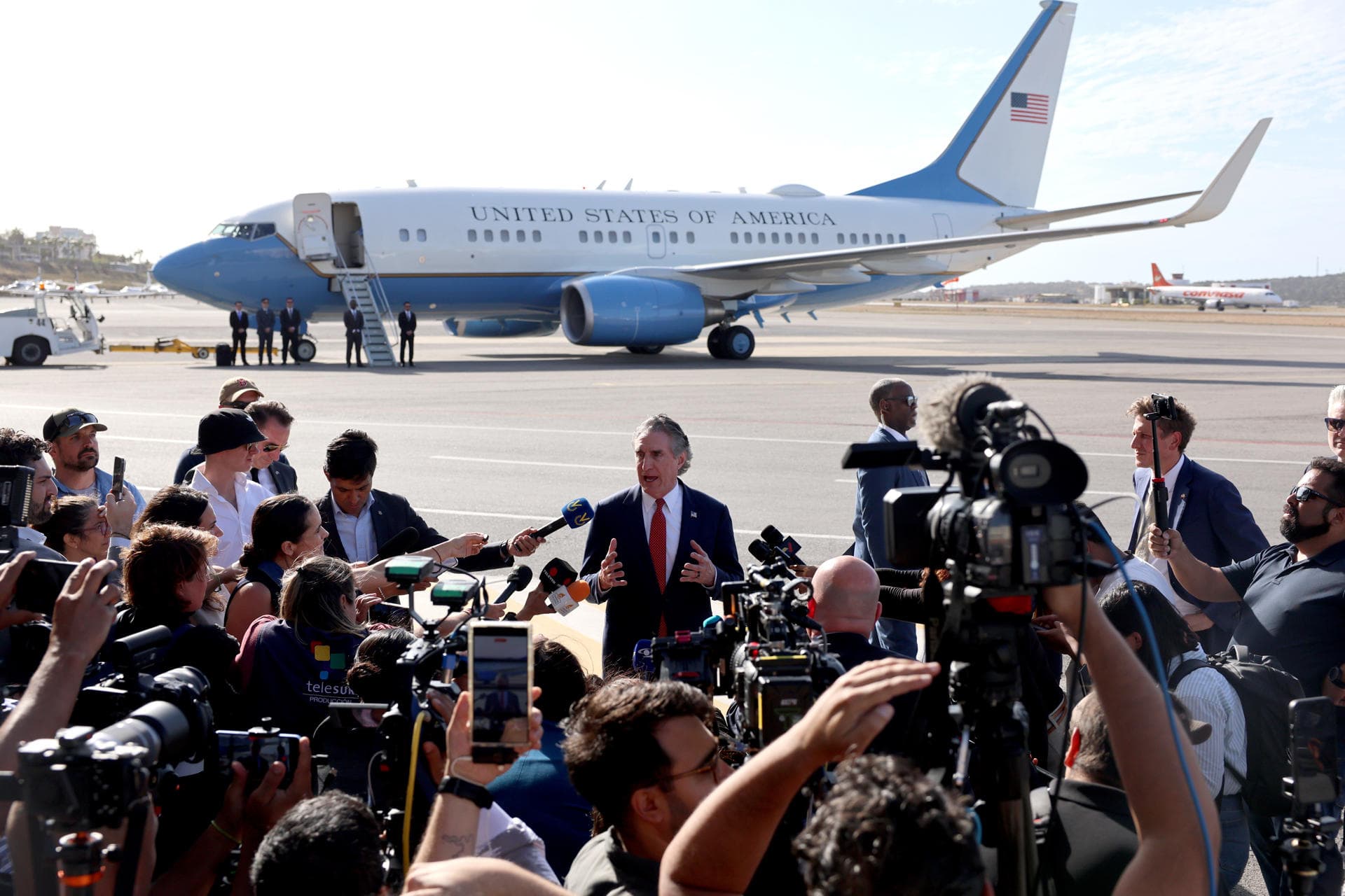 Doug Burgum evita mencionar a Cabello para atraer inversiones en Venezuela