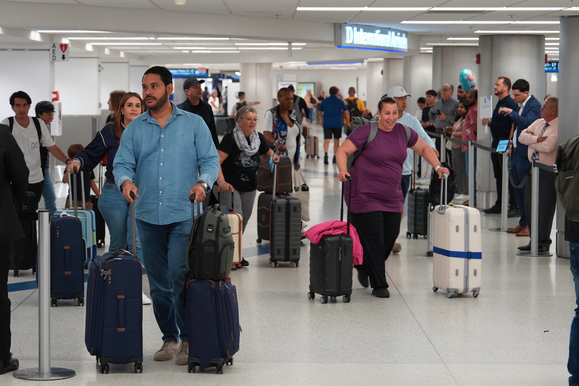 Pasajeros del primer vuelo directo a EE.UU. celebran la conexión con Venezuela
