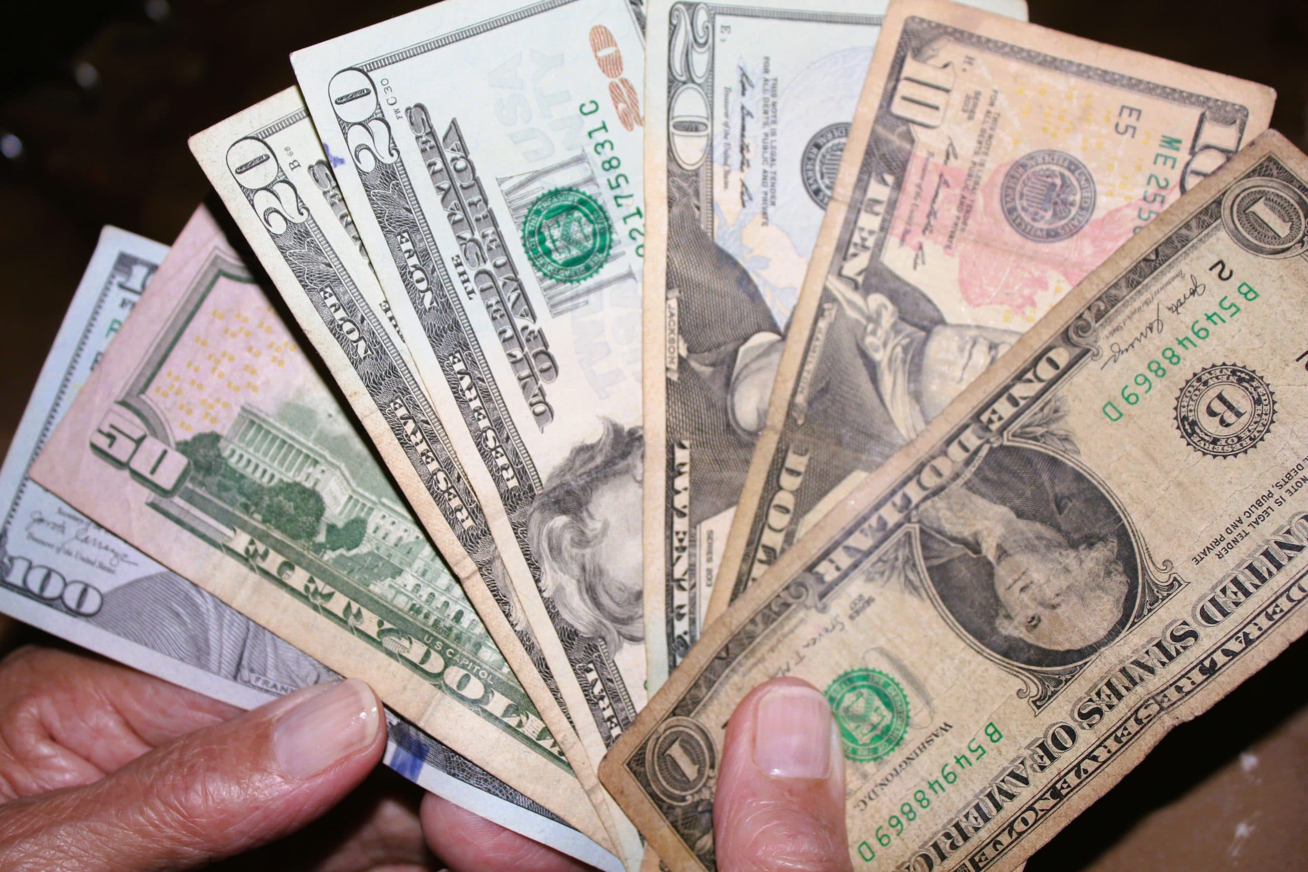 Dólares Físicos en Bancos Venezolanos: Expertos Detallan el Proceso