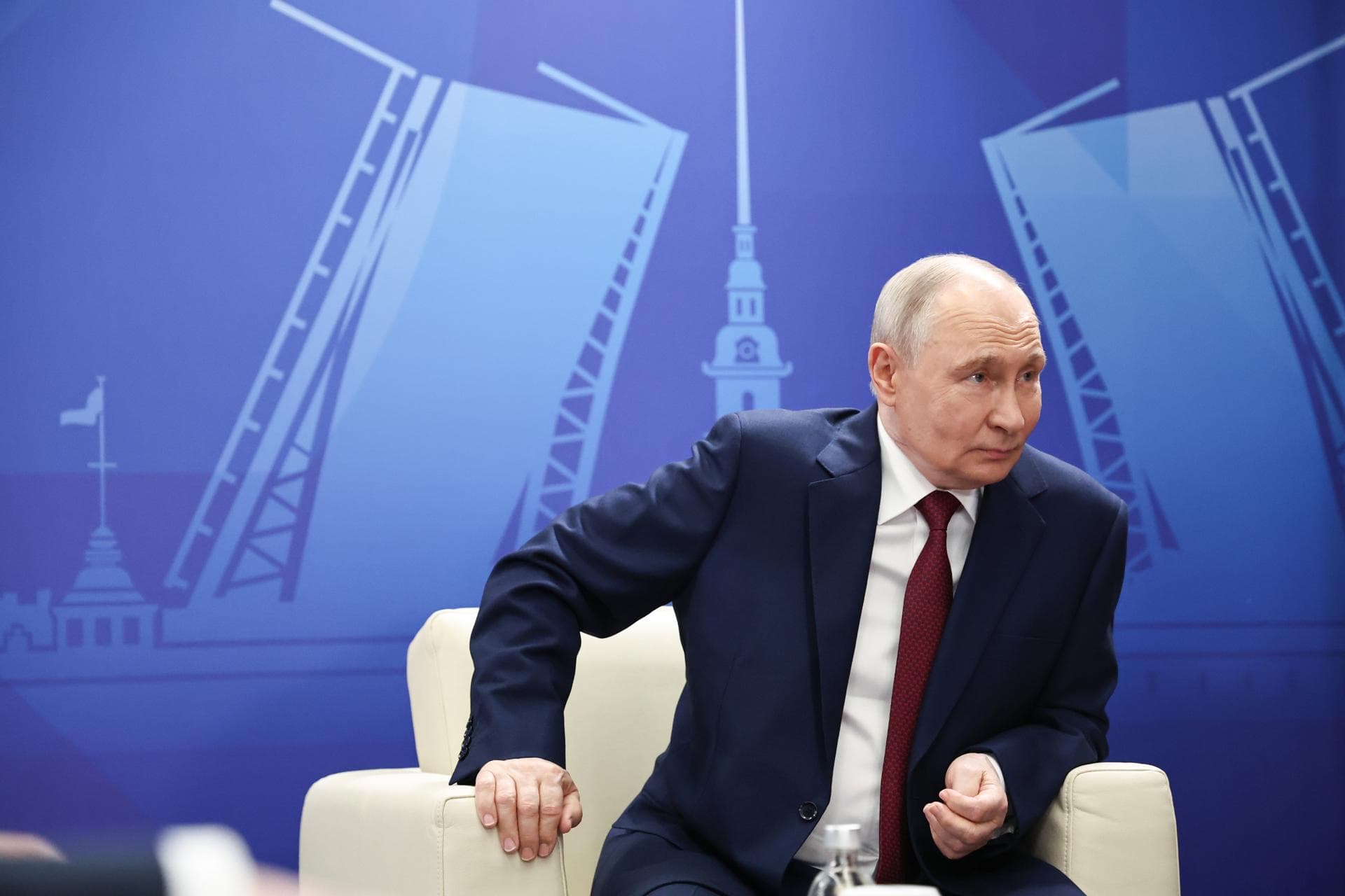 Putin desestima reunión con Zelenski y ordena avance del ejército ruso