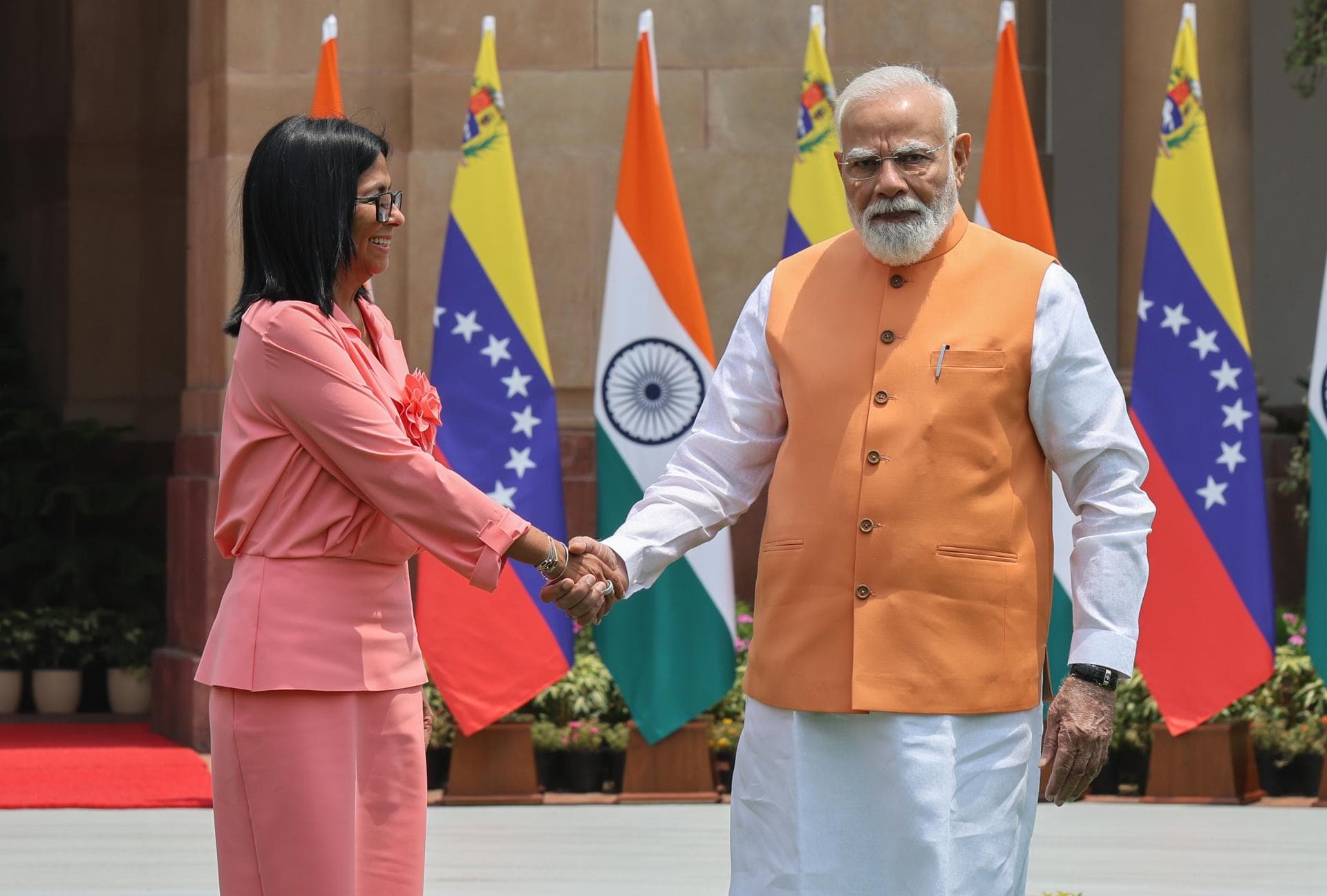 Delcy Rodríguez y Modi discuten colaboración energética y petrolera
