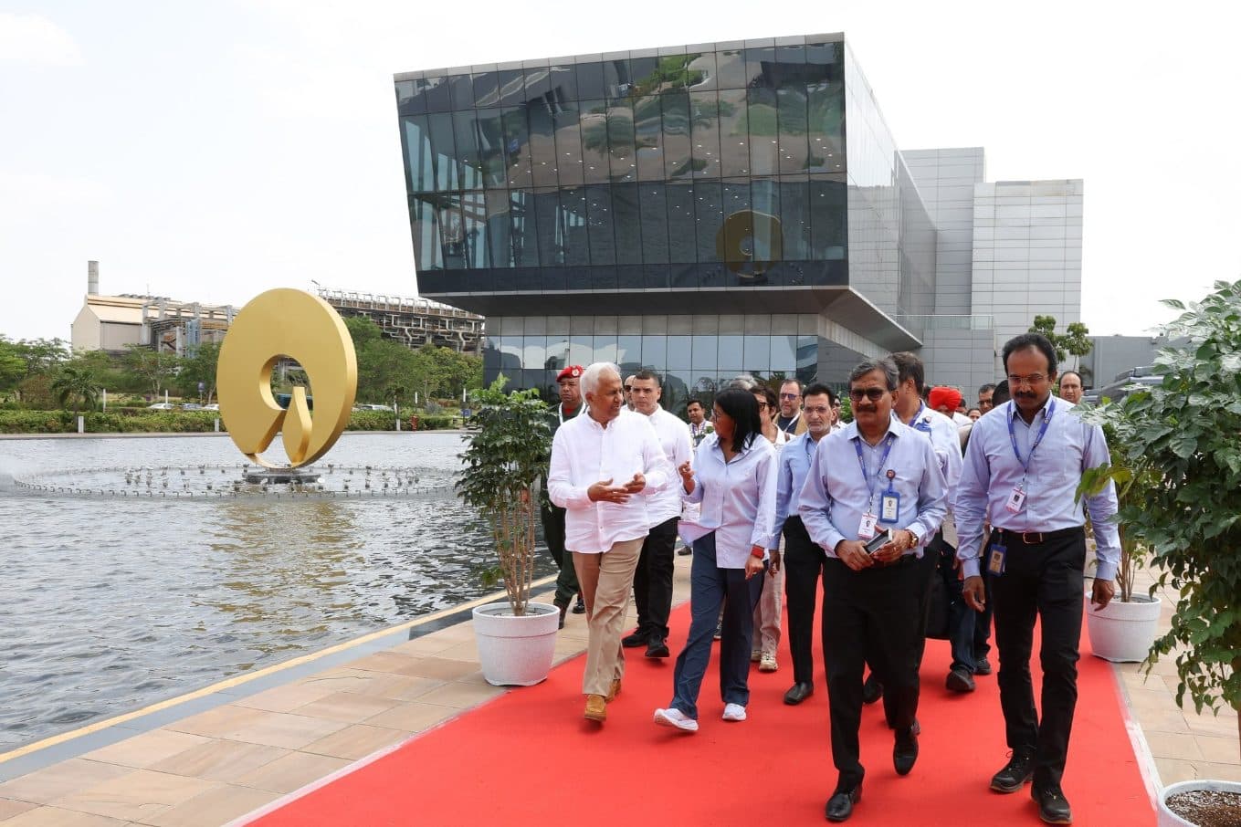 Delcy Rodríguez visita la refinería más grande del mundo en India