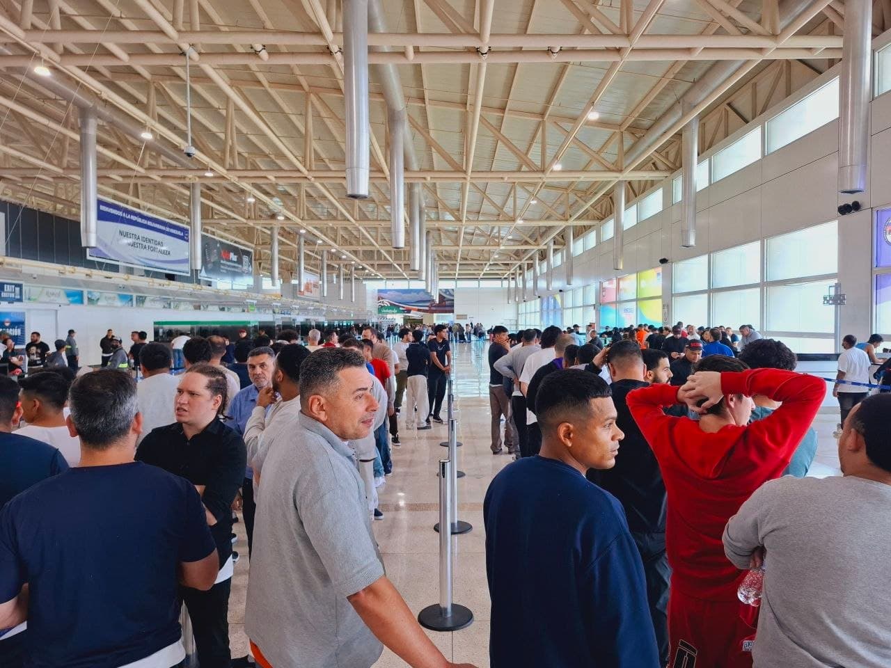Más de 200 migrantes venezolanos llegan deportados desde EEUU
