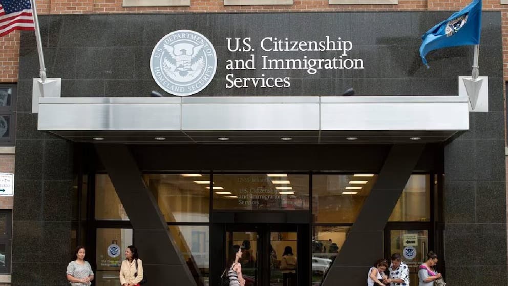 USCIS aclara que no es obligatorio salir del país con la green card