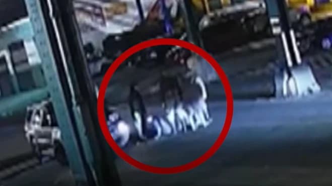 Investigan misteriosos videos de hombres saliendo de alcantarillas en NY