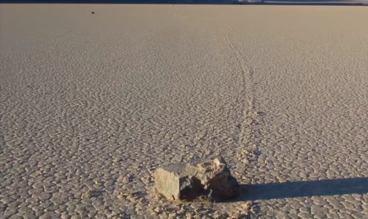 Las asombrosas 'rocas zombies' que se mueven solas en el Valle de la Muerte