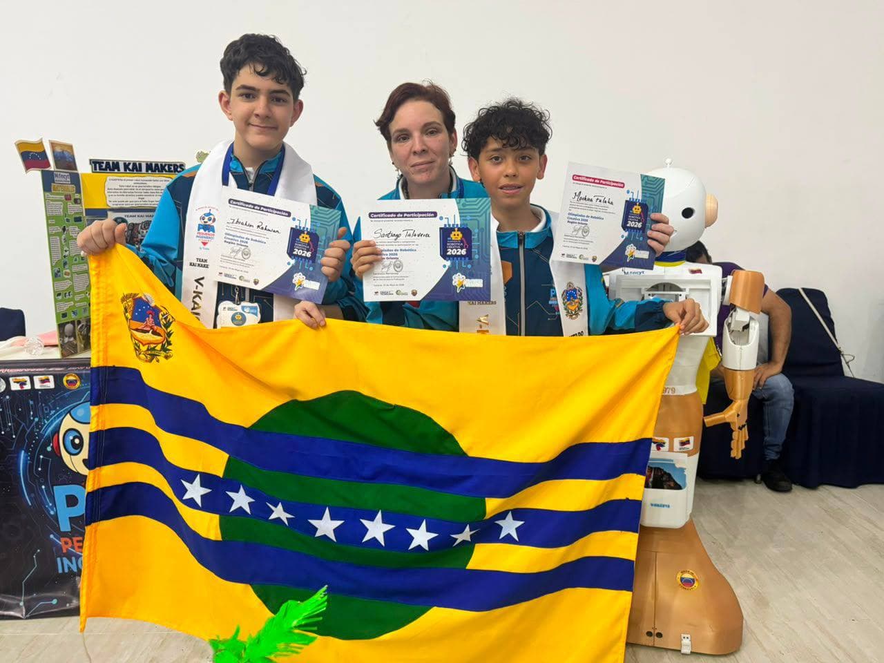 Adolescentes de Bolívar brillan en robótica con innovador prototipo IA