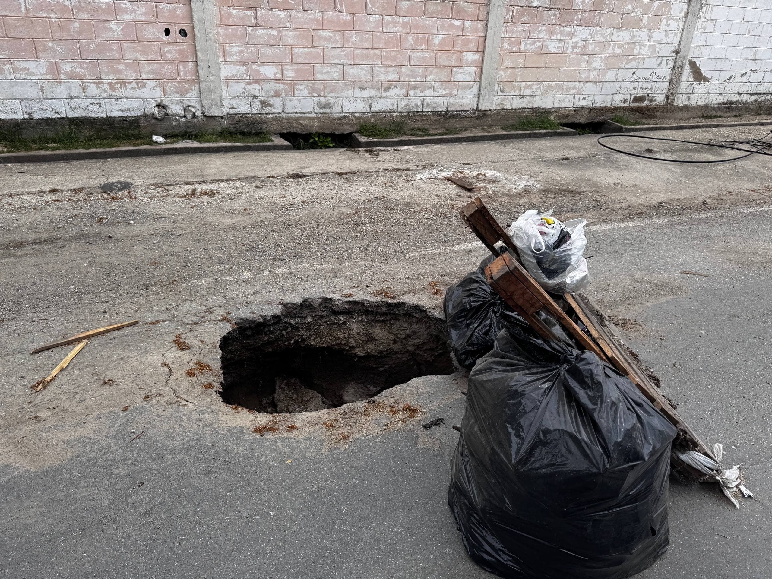 Urgente: Socavón en El Tierral pone en peligro a conductores en Aragua