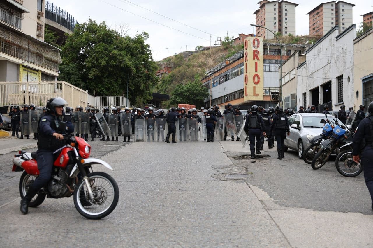 PNB Intimida a Familias de Presos Políticos en El Helicoide