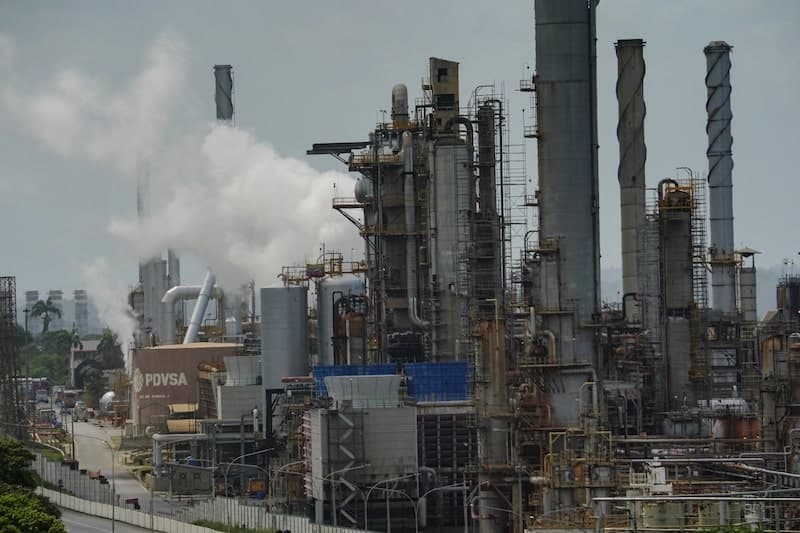 Venezuela ajusta contratos petroleros para atraer inversores internacionales
