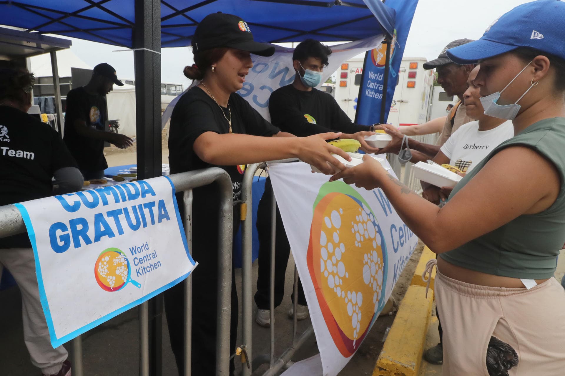 La Guaira: Excavadoras intentan recuperar cuerpos entre largas filas de comida