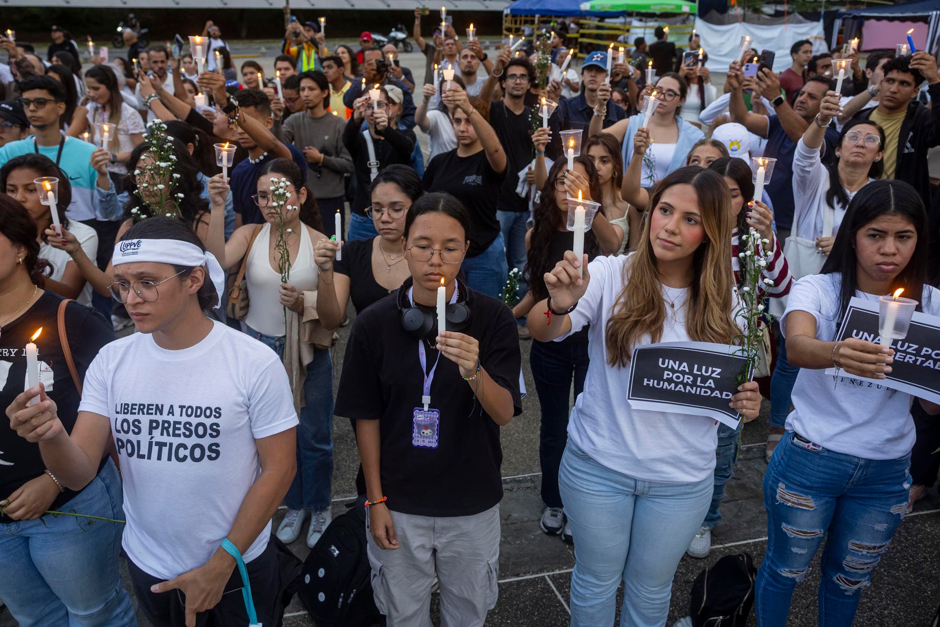 Venezolanos rinden emotivo homenaje a víctimas de terremotos en vigilias