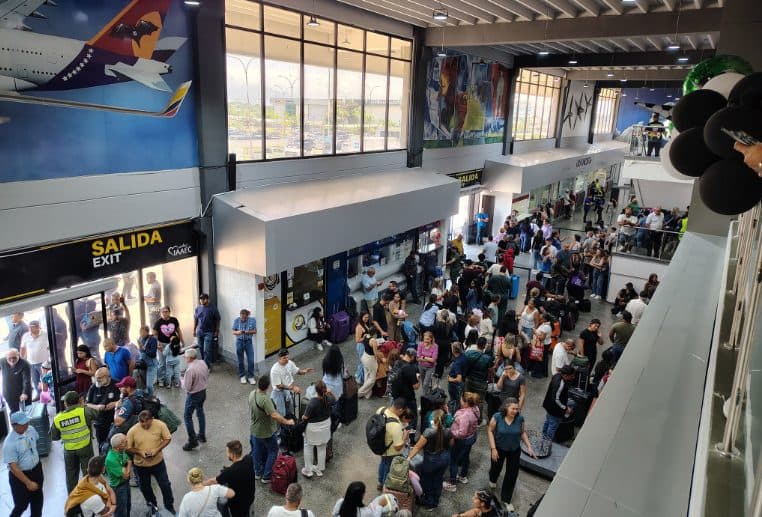 Caos en Aeropuerto de Valencia tras el Cierre de Maiquetía