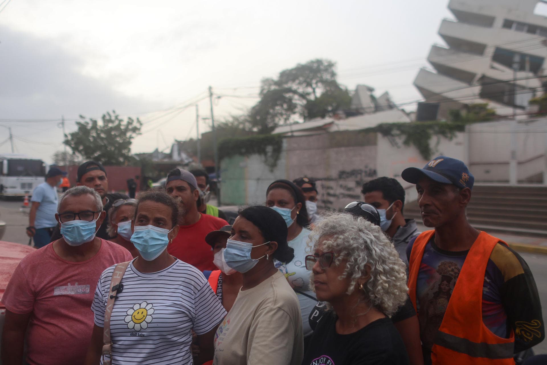 Familiares acusan a militares de obstruir búsqueda en La Guaira