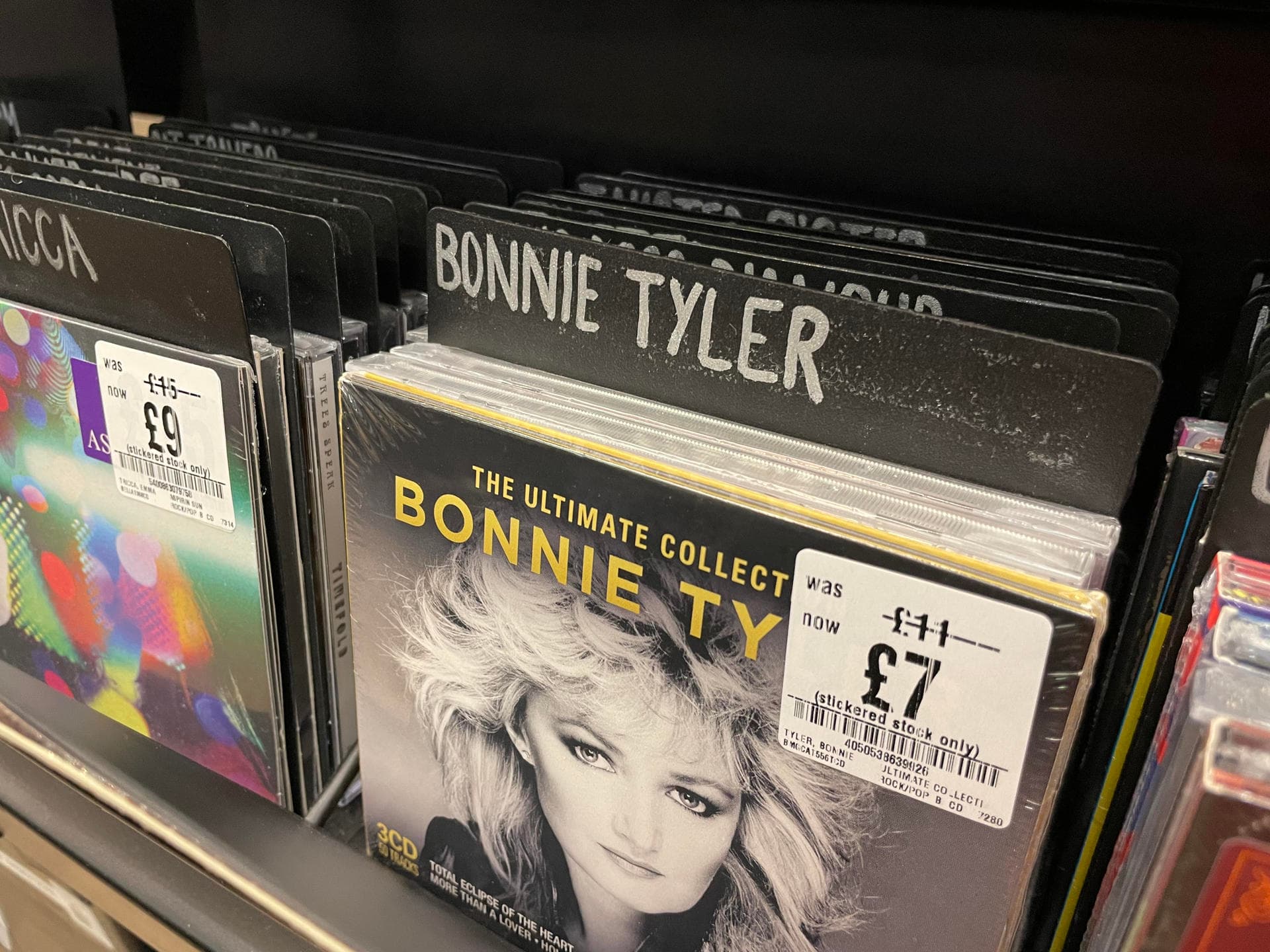 Bonnie Tyler: Las Canciones que Definieron su Mítica Voz Ronca
