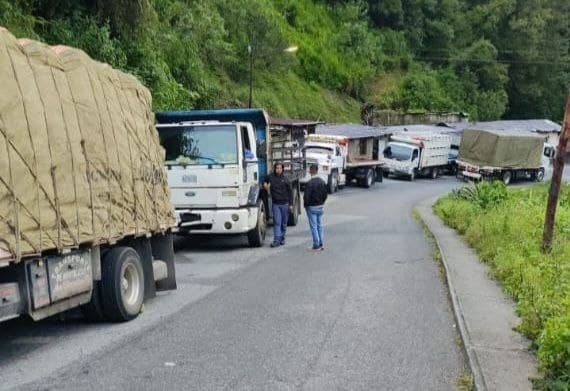 Derrumbe en carretera Barinas-Mérida interrumpe tránsito de camiones