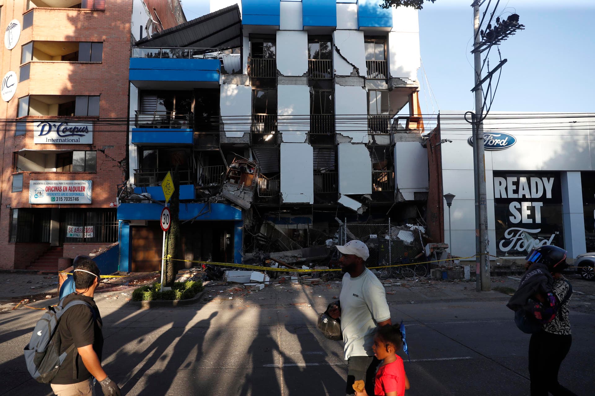 Cali declara toque de queda y militarización por devastador terremoto