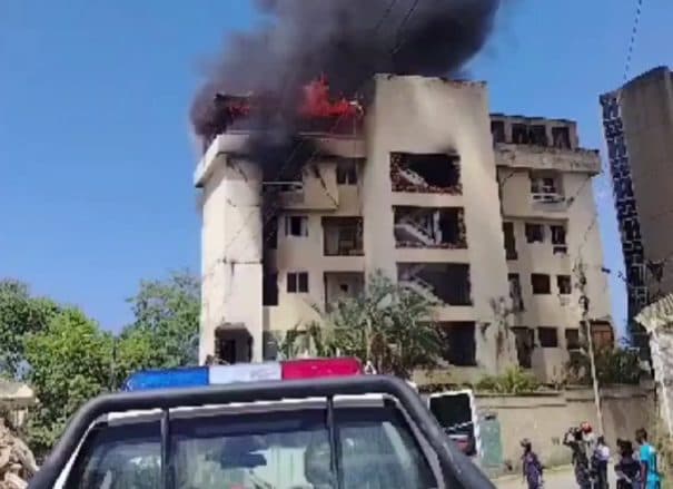 Incendio en penthouse de edificio en La Guaira: autoridades lo controlan