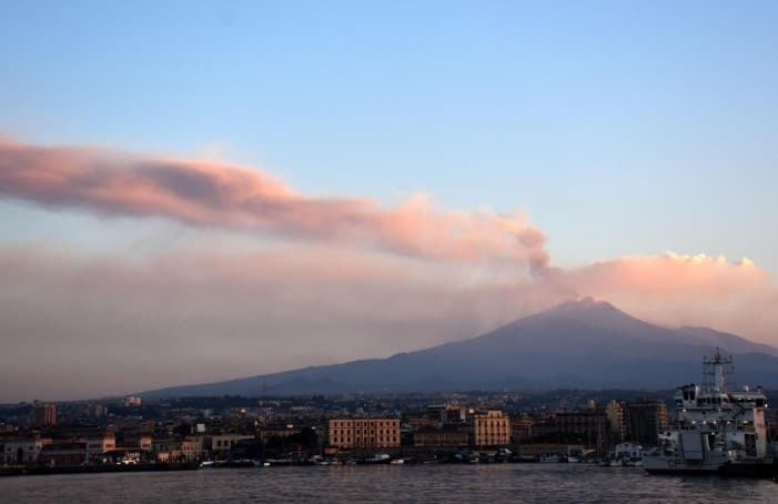 Catania: Aeropuerto de Sicilia cerrado por erupción del Etna