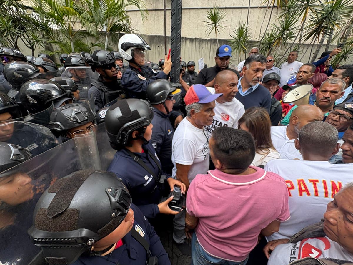 Trabajadores exigen voz en el diálogo político frente al Hotel Meliá