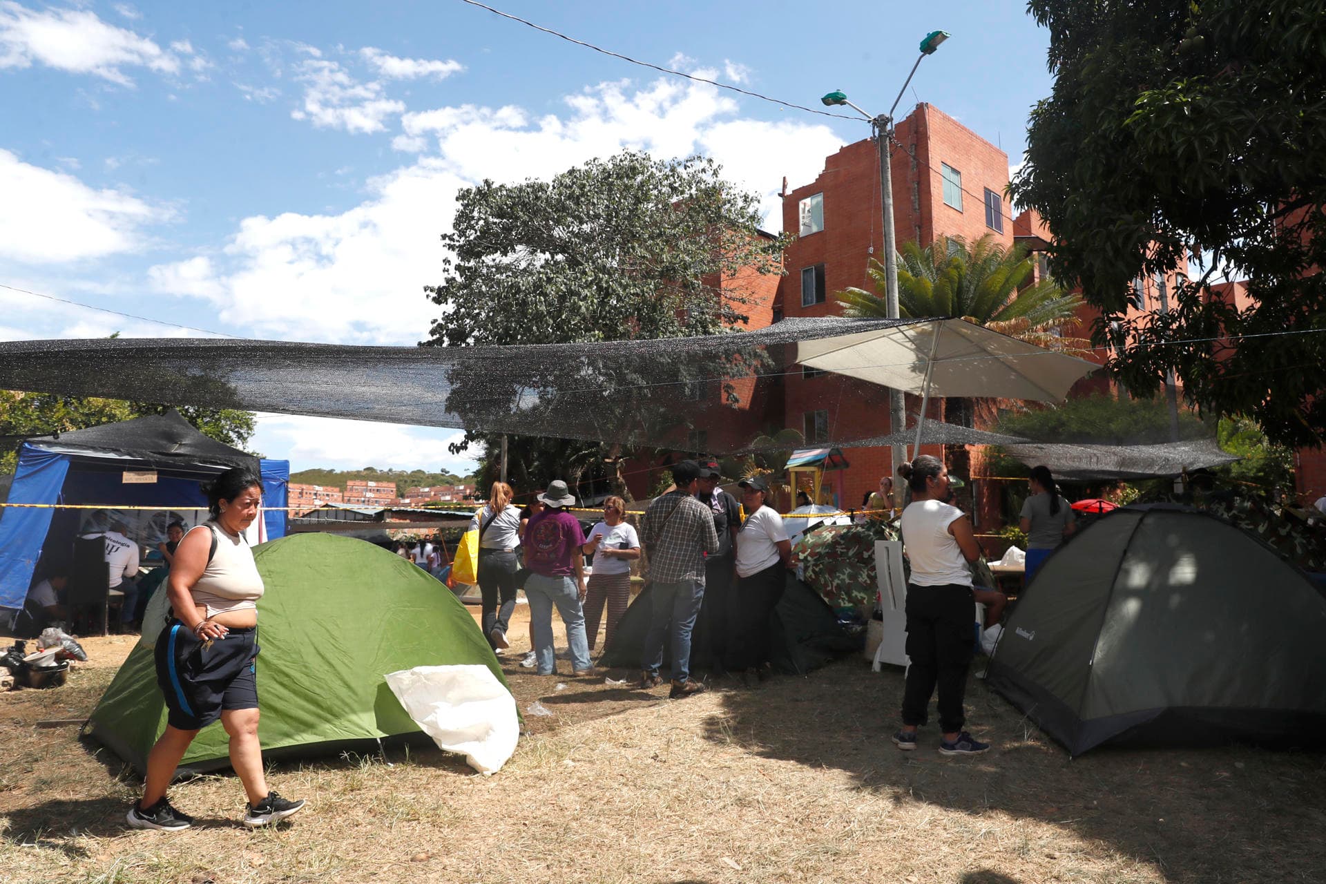 El drama de 200 familias en Cali: Grietas en sus hogares y vida en carpas