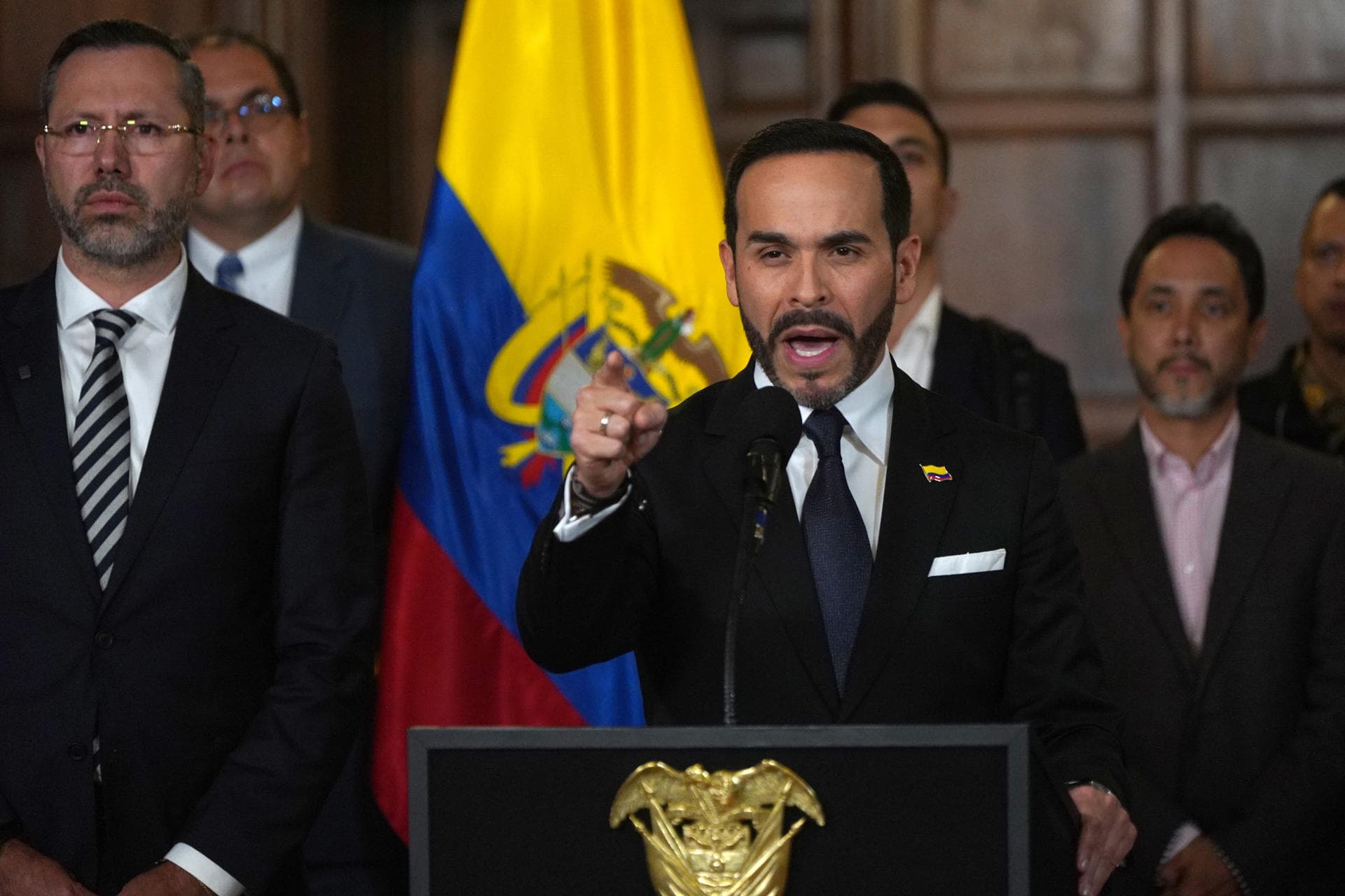 De la Espriella remueve embajadores colombianos designados por Petro