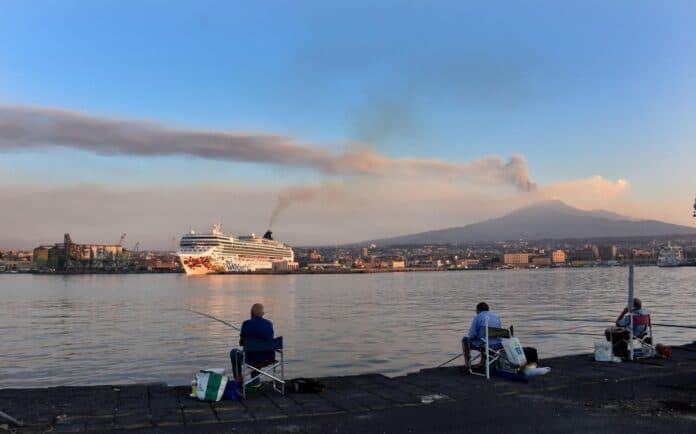 Erupción del volcán Etna causa cierre total de aeropuerto en Sicilia
