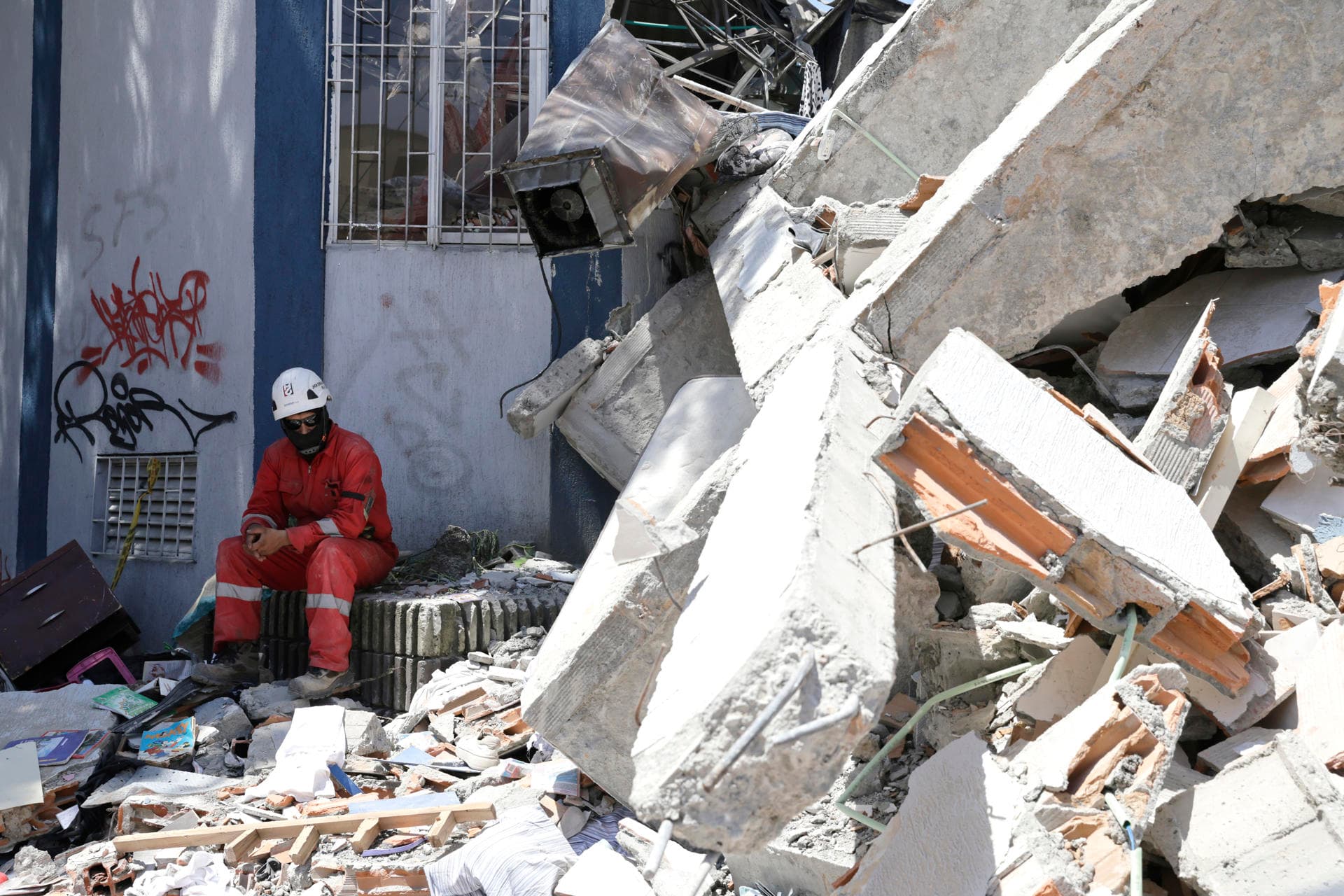 Colombia en Alerta: La Lucha por Supervivientes Tras Terremoto de 7,4