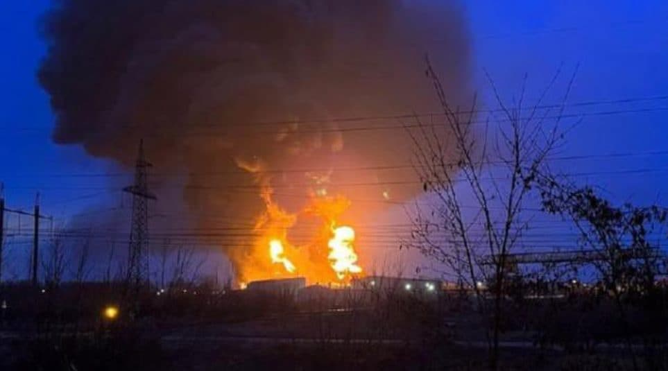 Ucrania Lanza Ataques Nocturnos a Refinerías Rusas: Impacto Global