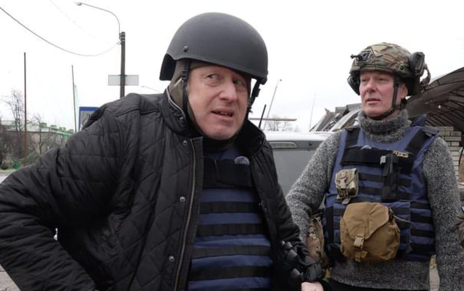 Boris Johnson Evacuado del Tren en Medio de Ataques de Drones Rusos