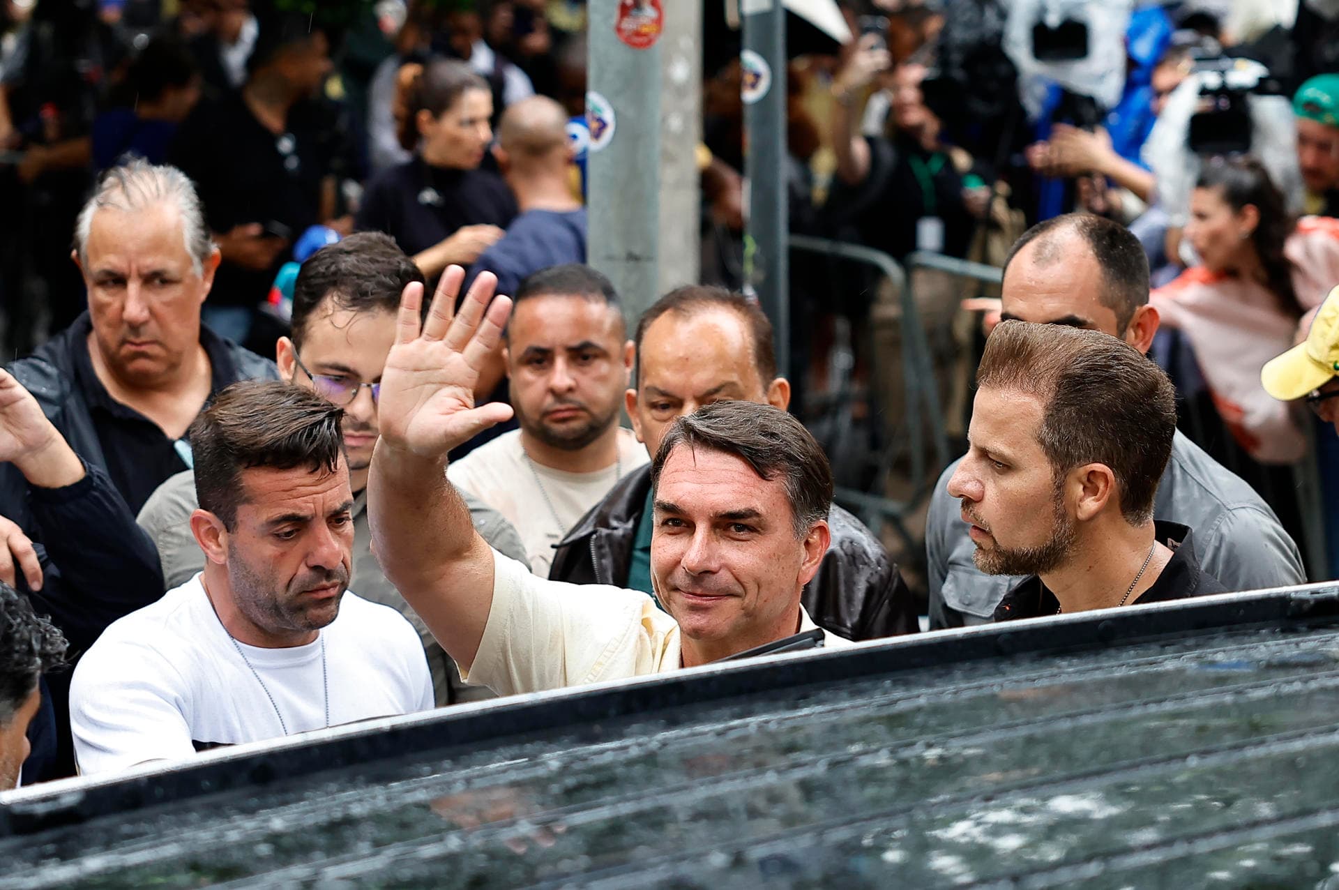 Flávio Bolsonaro desconoció la victoria de Lula da Silva y pedirá anular la segunda vuelta presidencial