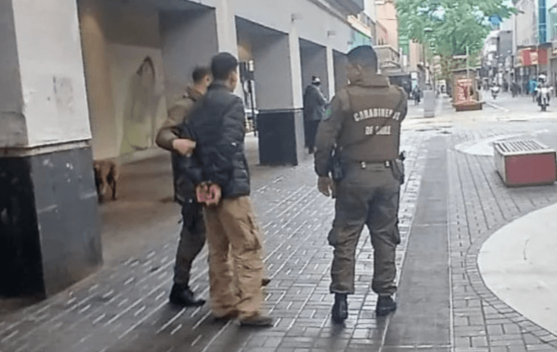 Venezolano sin hogar agredió con un tubo a inspector municipal en Chile