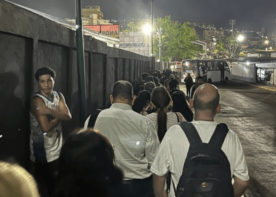 Pasajeros volvieron a sufrir largas colas en Plaza Venezuela para volver a los Altos Mirandinos