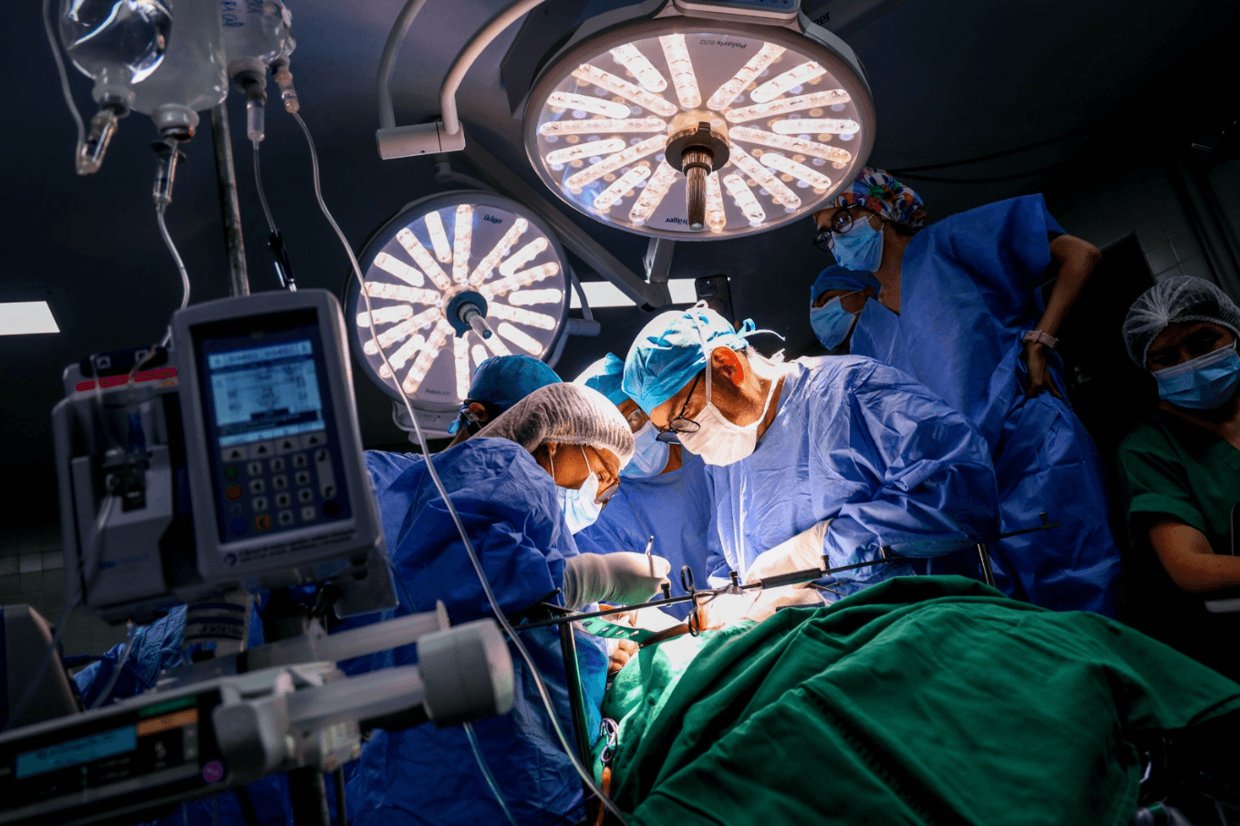 Logran extirpar tumor a una mujer que nació con los órganos invertidos, una rara condición