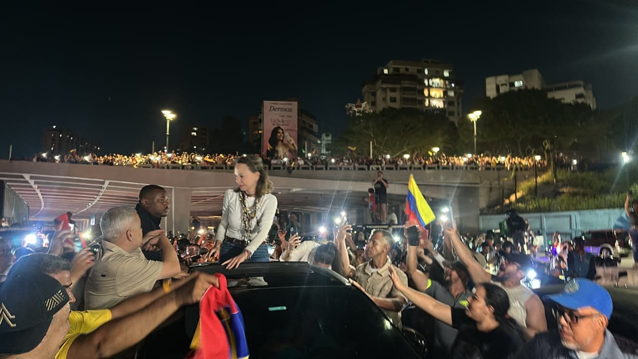 EN IMÁGENES EXCLUSIVAS: María Corina Machado llegó a Caracas y fue recibida por una multitud