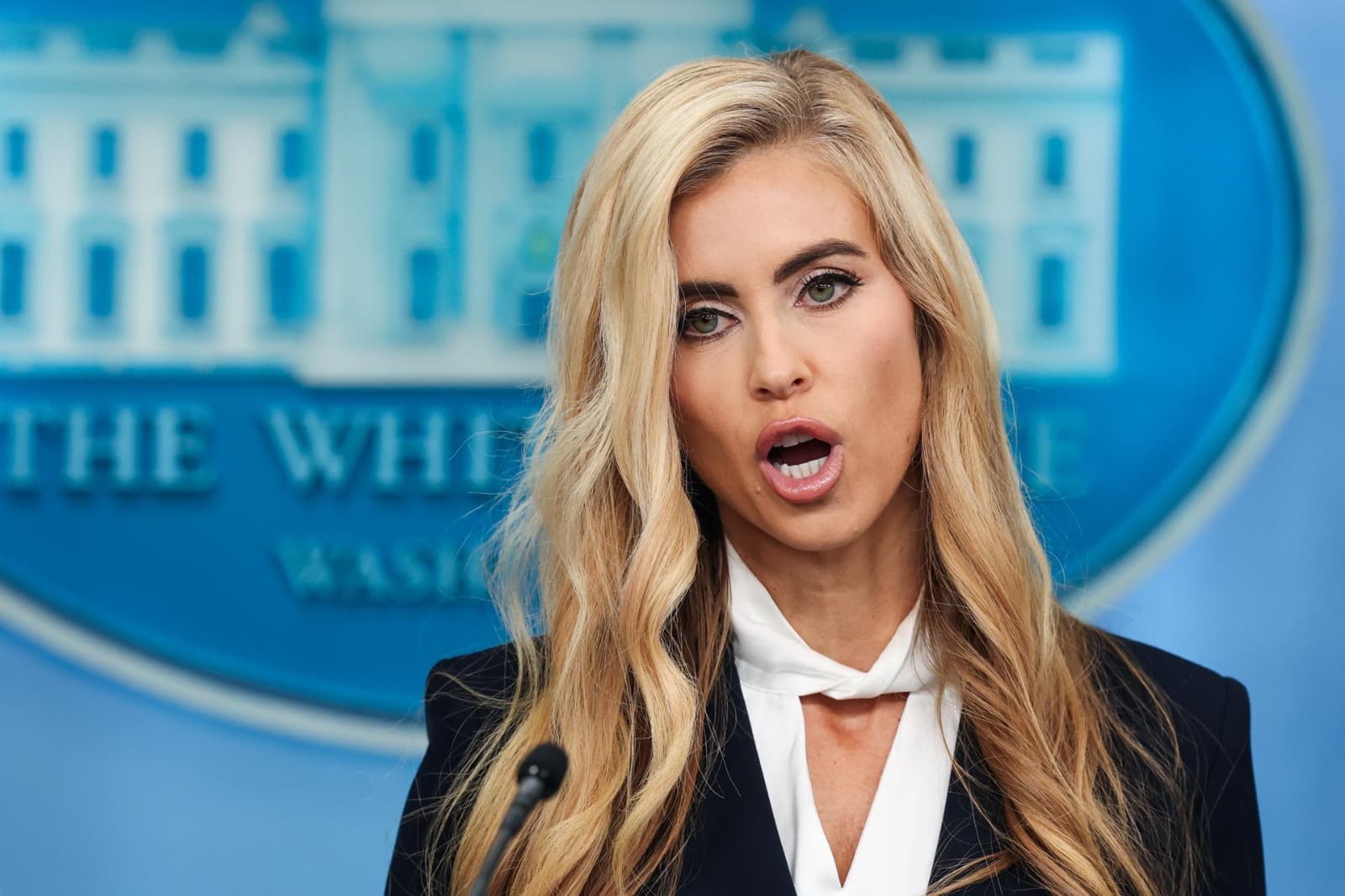 La secretaria de prensa de Trump enfrenta cuestionamientos por sus credenciales jurídicas