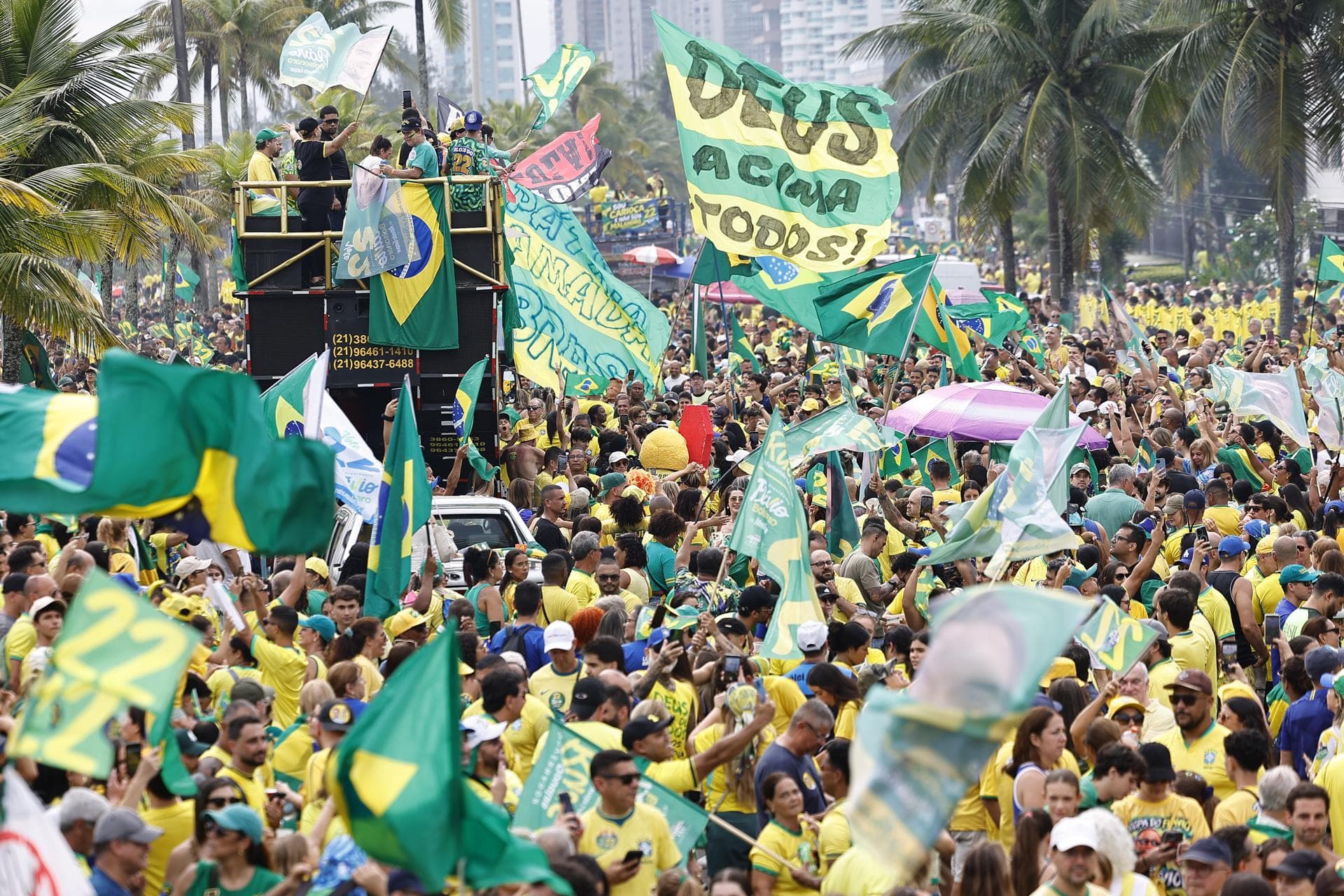 Flávio Bolsonaro y Lula da Silva cerraron la campaña electoral con actos masivos