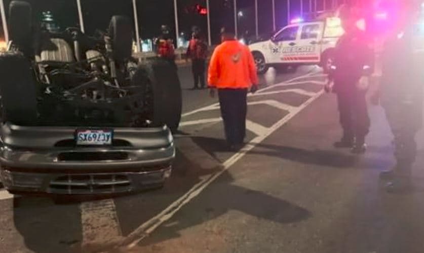 Volcamiento en la autopista Francisco Fajardo dejó dos lesionados y peligroso derrame de combustible