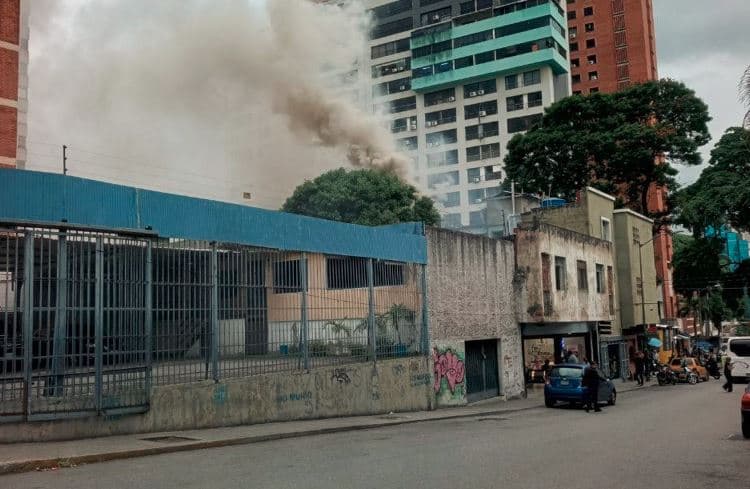 Incendio en un restaurante levantó una gran columna de humo en la avenida Libertador en Caracas
